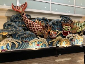 イグラライ国際空港のロビーにあるバリ島っぽいオブジェ