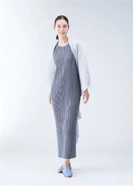 PLEATS PLEASE BASICS / 公式サイトより